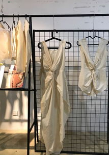 曉 資訊 時(shí)尚產(chǎn)品設(shè)計(jì)系2017 2018 下 課程展專題之16級(jí)藝術(shù)服裝設(shè)計(jì)